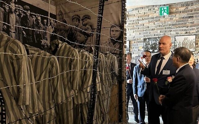 L'ambassadeur d'Israël en Corée du Sud, Rafi Harpaz, examinant une pièce exposée au nouveau Musée de la Shoah, à Paju, en Corée du Sud, le 19 mai 2025. (Crédit : KIBI)