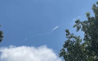 Illustration : Un intercepteur Arrow 3 est lancé au-dessus du centre d'Israël lors d'une attaque de missiles balistiques en provenance du Yémen, le 22 mai 2025. (Autorisation/Etai Davidovich)