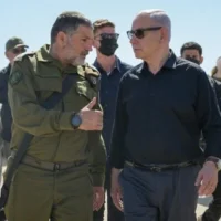 Le Premier ministre Benjamin Netanyahu (à droite) et le major général de Tsahal, David Zini, sur la base d’entraînement de Tzeelim, dans le sud d’Israël, le 8 mai 2025. (GPO)