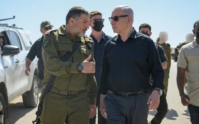 Le Premier ministre Benjamin Netanyahu (à droite) et le major général de Tsahal, David Zini, sur la base d’entraînement de Tzeelim, dans le sud d’Israël, le 8 mai 2025. (GPO)