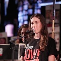 L'ex-otage Naama Levy s'exprimant, sur la Place des Otages, à Tel Aviv, le 24 mai 2025. (Crédit : Alon Gilboa/Mouvement de protestation pour la démocratie)