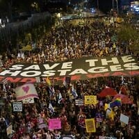 Des manifestants réclamant un accord pour la libération des otages et la fin de la guerre dans la bande de Gaza lors d'une manifestation rue Begin, à Tel Aviv, le 24 mai 2025. (Crédit : Dana Reany/Mouvement de protestation pour la démocratie)