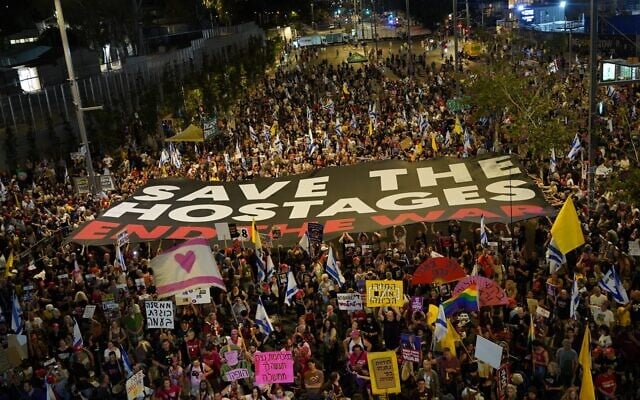 Des manifestants réclamant un accord pour la libération des otages et la fin de la guerre dans la bande de Gaza lors d'une manifestation rue Begin, à Tel Aviv, le 24 mai 2025. (Crédit : Dana Reany/Mouvement de protestation pour la démocratie) Des manifestants réclamant un accord pour la libération des otages et la fin de la guerre dans la bande de Gaza lors d'une manifestation rue Begin, à Tel Aviv, le 24 mai 2025. (Crédit : Dana Reany/Mouvement de protestation pour la démocratie)