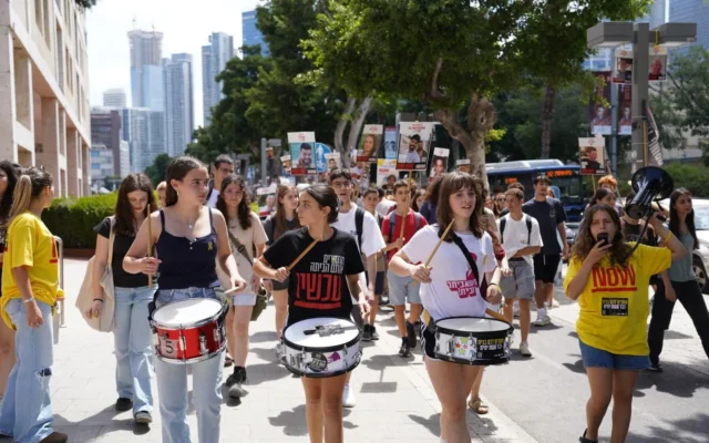 Des étudiants participent à une marche vers la place des Otages le 28 mai 2025, pour marquer les 600 jours écoulés depuis le 7 octobre 2023. (Crédit : Shay Rash/Hostages and Missing Families Forum) Des étudiants participent à une marche vers la place des Otages le 28 mai 2025, pour marquer les 600 jours écoulés depuis le 7 octobre 2023. (Crédit : Shay Rash/Hostages and Missing Families Forum)