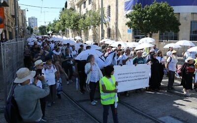 Des centaines de personnes participant à la Marche interconfessionnelle pour la paix, à Jérusalem, le 28 mai 2025. (Crédit : Jacob Lazarus)