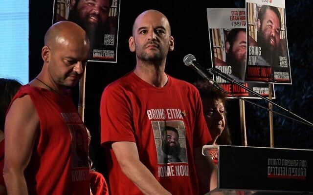 L'ex-otage Iaïr Horn s'exprimant lors d'un rassemblement, sur la Place des Otages, à Tel Aviv, le 28 mai 2025. (Crédit : Paulina Patimer/Forum des familles des otages et des disparus)
