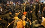La police s'efforçant d'évacuer les manifestants de la route, devant le siège du Likud, à Tel Aviv, le 28 mai 2025. (Crédit : Yaël Gadot/Mouvement de protestation pour la démocratie)
