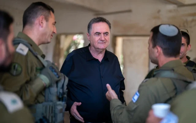 Le ministre de la Défense Israel Katz rencontre des représentants de l'armée israélienne à l'avant-poste de Sa-Nur en Cisjordanie après que le gouvernement a approuvé sa reconstruction, le 30 mai 2025. (Crédit : Ariel Hermoni/Ministère de la Défense) Le ministre de la Défense Israel Katz rencontre des représentants de l'armée israélienne à l'avant-poste de Sa-Nur en Cisjordanie après que le gouvernement a approuvé sa reconstruction, le 30 mai 2025. (Crédit : Ariel Hermoni/Ministère de la Défense)