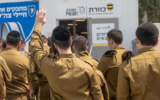 Des soldats ultra-orthodoxes sont enrôlés dans l'armée dans un centre de conscription de Tsahal, le 28 avril 2025. (Crédit : Armée israélienne)