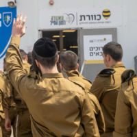 Des soldats ultra-orthodoxes sont enrôlés dans l'armée dans un centre de conscription de Tsahal, le 28 avril 2025. (Crédit : Armée israélienne)