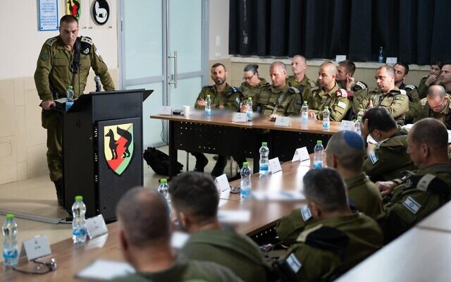 Le chef d'état-major de Tsahal, le lieutenant-général Eyal Zamir, s'entretient avec des officers, le 6 mai 2025. (Armée israélienne) Le chef d'état-major de Tsahal, le lieutenant-général Eyal Zamir, s'entretient avec des officers, le 6 mai 2025. (Armée israélienne)