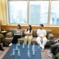 Le chef d’État-major de Tsahal, le lieutenant-général Eyal Zamir, avec les ex-otages Liri Albag, Romi Gonen, Omer Shem Tov et Sasha Troufanov le 9 mai 2025. (Armée israélienne)