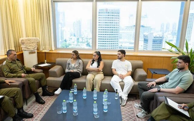 Le chef d’État-major de Tsahal, le lieutenant-général Eyal Zamir, avec les ex-otages Liri Albag, Romi Gonen, Omer Shem Tov et Sasha Troufanov le 9 mai 2025. (Armée israélienne)