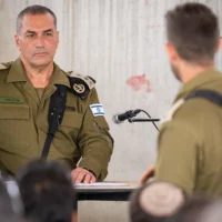 Le chef d’état-major de Tsahal, le lieutenant-général Eyal Zamir, en discussion avec des réservistes à la base d'entraînement de Tzeelim, dans le sud d’Israël, le 14 mai 2025. (Crédit : Armée israélienne)