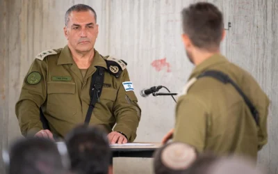Le chef d’état-major de Tsahal, le lieutenant-général Eyal Zamir, en discussion avec des réservistes à la base d'entraînement de Tzeelim, dans le sud d’Israël, le 14 mai 2025. (Crédit : Armée israélienne)