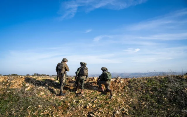 Des troupes de la 146e division mènent des opérations à la frontière du Liban sur une photo non datée qui a été diffusée le 28 mai 2025. (Crédit : Armée israélienne) Des troupes de la 146e division mènent des opérations à la frontière du Liban sur une photo non datée qui a été diffusée le 28 mai 2025. (Crédit : Armée israélienne)