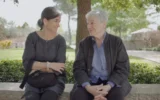 Yael Melamede et sa mère, Ada Karmi-Melamede, pendant le tournage du film « Ada, ma mère l'architecte », sorti en mai 2025 à New York et Los Angeles . (Crédit : Salty Features)