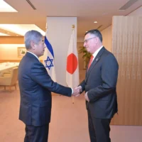 Le ministre des Affaires étrangères japonais Takeshi Iwaya, à gauche, rencontre le ministre des Affaires étrangères Gideon Saar à Tokyo le 13 mai 2025. (Crédit : Shlomi Amselam/GPO)