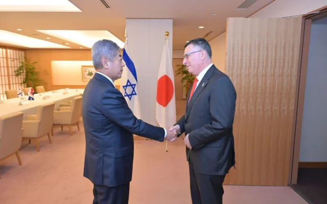 Le ministre des Affaires étrangères japonais Takeshi Iwaya, à gauche, rencontre le ministre des Affaires étrangères Gideon Saar à Tokyo le 13 mai 2025. (Crédit : Shlomi Amselam/GPO)