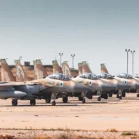 Des avions de chasse de l'armée de l'air israélienne se préparent au décollage pour des frappes aériennes contre les Houthis au Yémen, le 5 mai 2025. (Crédit : armée israélienne)