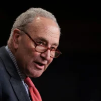 Le chef de la minorité du Sénat américain Chuck Schumer s'exprime lors d'une conférence de presse au Capitole américain le 9 avril 2025 à Washington, D.C. (Crédit : Kayla Bartkowski/Getty Images/AFP).