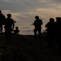 Les troupes de Tsahal mènent des opérations dans la bande de Gaza, dans une photo diffusée le 26 avril 2025. (Crédit : Armée israélienne)