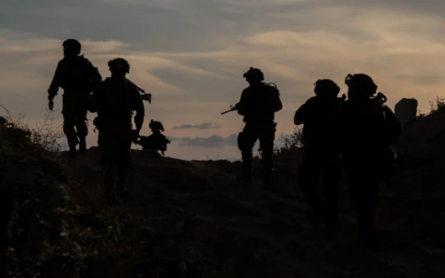 Les troupes de Tsahal mènent des opérations dans la bande de Gaza, dans une photo diffusée le 26 avril 2025. (Crédit : Armée israélienne) Les troupes de Tsahal mènent des opérations dans la bande de Gaza, dans une photo diffusée le 26 avril 2025. (Crédit : Armée israélienne)