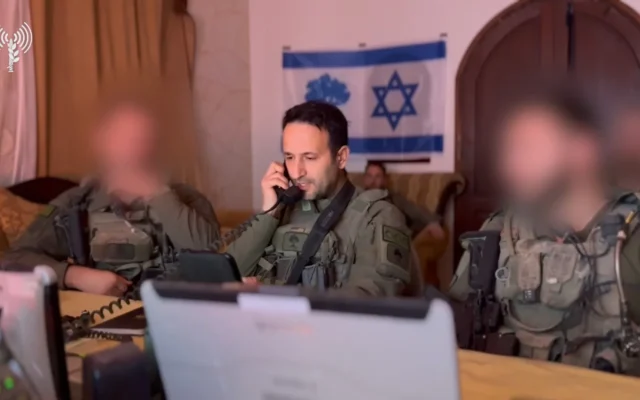 Le commandant de la brigade Golani, le colonel Adi Ganon, s'adresse à ses forces par radio à Rafah, dans le sud de Gaza, le 12 mai 2025. (Crédit : armée israélienne)