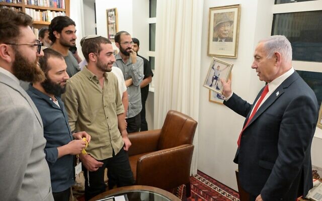 Le Premier ministre Benjamin Netanyahu, tenant une photo du soldat Ari Spitz qui a perdu trois membres lors des combats à Gaza, rencontrant des réservistes blessés de l'armée israélienne issus du Forum « Hayalim Ptsouyim LaNitzahon » (« Soldats blessés pour la victoire »), dans son bureau, à Jérusalem, le 12 mai 2025. (Crédit : Maayan Toaf/GPO) Le Premier ministre Benjamin Netanyahu, tenant une photo du soldat Ari Spitz qui a perdu trois membres lors des combats à Gaza, rencontrant des réservistes blessés de l'armée israélienne issus du Forum « Hayalim Ptsouyim LaNitzahon » (« Soldats blessés pour la victoire »), dans son bureau, à Jérusalem, le 12 mai 2025. (Crédit : Maayan Toaf/GPO)