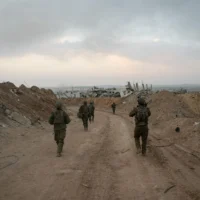 Des troupes de l'armée israélienne opèrent dans le quartier de Shejaiya à Gaza-City, dans des images publiées le 3 mai 2025. (Crédit : Armée israélienne)