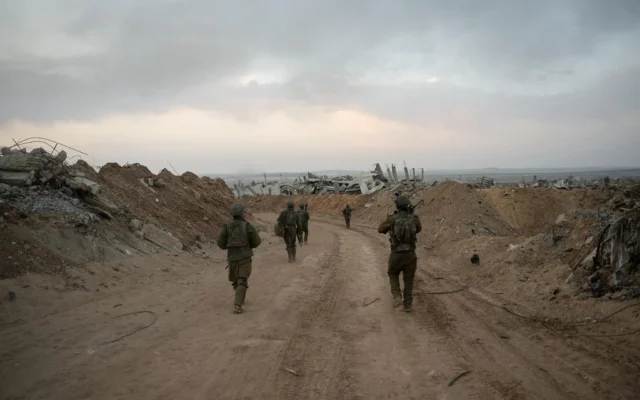 Des troupes de l'armée israélienne opèrent dans le quartier de Shejaiya à Gaza-City, dans des images publiées le 3 mai 2025. (Crédit : Armée israélienne)
