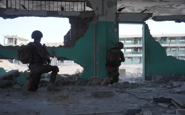 Des soldats israéliens mènent des opérations dans la bande de Gaza sur une photo non-datée diffusée le 23 mai 2025. (Crédit : Armée israélienne) Des soldats israéliens mènent des opérations dans la bande de Gaza sur une photo non-datée diffusée le 23 mai 2025. (Crédit : Armée israélienne)