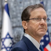 Le président Isaac Herzog rencontre Mike Huckabee (invisible) à la résidence du président à Jérusalem le 21 avril 2025. (Crédit : Chaim Goldberg/Flash90)