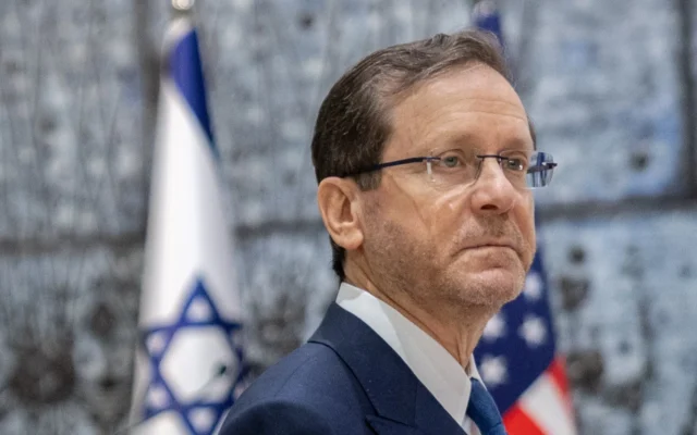 Le président Isaac Herzog rencontre Mike Huckabee (invisible) à la résidence du président à Jérusalem le 21 avril 2025. (Crédit : Chaim Goldberg/Flash90)