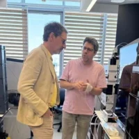 Jeff Horing, cofondateur et directeur général de la société de capital-risque new-yorkaise Insight Partners (à gauche) de passage à l'Institut Weizmann des sciences d'Israël, le 6 mai 2025. (Avec l'aimable autorisation d'Insight Partners)