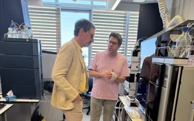 Jeff Horing, cofondateur et directeur général de la société de capital-risque new-yorkaise Insight Partners (à gauche) de passage à l'Institut Weizmann des sciences d'Israël, le 6 mai 2025. (Avec l'aimable autorisation d'Insight Partners)