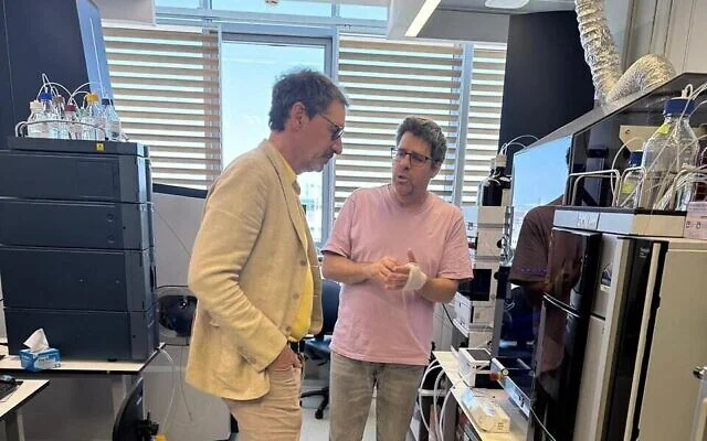 Jeff Horing, cofondateur et directeur général de la société de capital-risque new-yorkaise Insight Partners (à gauche) de passage à l'Institut Weizmann des sciences d'Israël, le 6 mai 2025. (Avec l'aimable autorisation d'Insight Partners)