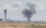 Fumée dans la zone de l'aéroport Ben Gurion après le tir d'un missile balistique sur Israël depuis le Yémen le 4 mai 2025. (Crédit : Capture d'écran/Réseaux sociaux ; utilisée conformément à l'article 27a de la loi sur le droit d'auteur)