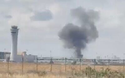 Fumée dans la zone de l'aéroport Ben Gurion après le tir d'un missile balistique sur Israël depuis le Yémen le 4 mai 2025. (Crédit : Capture d'écran/Réseaux sociaux ; utilisée conformément à l'article 27a de la loi sur le droit d'auteur)