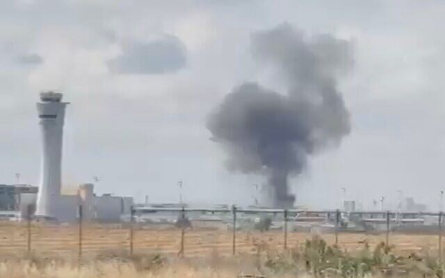 Fumée dans la zone de l'aéroport Ben Gurion après le tir d'un missile balistique sur Israël depuis le Yémen le 4 mai 2025. (Crédit : Capture d'écran/Réseaux sociaux ; utilisée conformément à l'article 27a de la loi sur le droit d'auteur)