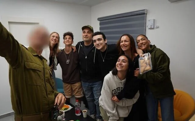 Edan Alexander (au centre) retrouve sa famille après sa libération des mains du Hamas, le 12 mai 2025. (Porte-parole de Tsahal) Edan Alexander (au centre) retrouve sa famille après sa libération des mains du Hamas, le 12 mai 2025. (Porte-parole de Tsahal)
