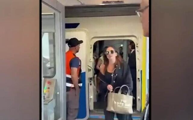 Yaël Alexander, mère de l'otage Edan, arrivant à l'aéroport Ben Gurion à bord d'un avion El Al en provenance des États-Unis, avant de se rendre en hélicoptère vers la frontière de Gaza pour la libération de son fils Edan, retenu captif par le Hamas, le 12 mai 2025. (Crédit : Capture d'écran de la chaîne N12)