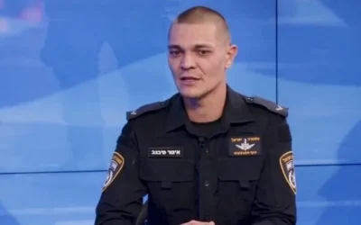 Le sergent-chef Igor Pibenev donne une interview à l'unité du porte-parole de la police, le 5 janvier 2024. (Crédit : Police israélienne)