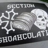 Le sticker néo-nazi retrouvé collé dans des rues de Toulouse début mai 2025. (Crédit : Capture d'écran / X.com)