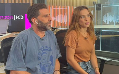 Yossi Marshek et Agam Rudberg enregistrent un épisode de la série Kan "October Sixth" qui a remporté le Bronze au New York Festival Radio Awards le 22 mai 2025 (Autorisation)