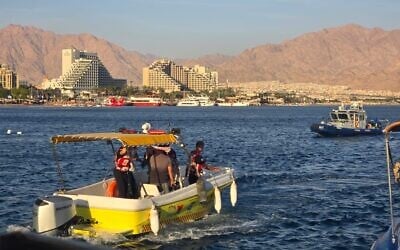 Les secouristes du Magen David Adom recherchent des personnes tombées par-dessus bord d'un bateau qui s'est renversé à Eilat le 7 mai 2025. (Crédit : Magen David Adom)