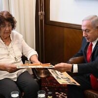 Nadia Cohen (à gauche), veuve de l'espion Eli Cohen, rencontrant le Premier ministre Netanyahu (à droite), après qu'Israël a récupéré quelque 2 000 effets liés à sa capture en Syrie, dans son bureau, le 18 mai 2025. (Crédit : Bureau du Premier ministre)