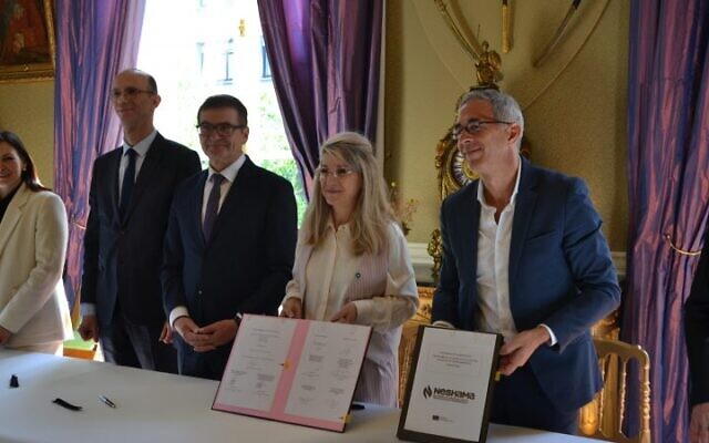 Patricia Miralles, Ministre déléguée chargée de la Mémoire et des Anciens combattants, signe de la convention pour la création du réseau des jeunes ambassadeurs européens de la mémoire de la Shoah (NESHAMA) (Crédit photo : Mémorial de la Shoah)