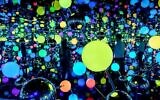 Vue de l'intérieur d'une salle des miroirs infinis créée par l'artiste japonaise Yayoi Kusama, qui fait désormais partie des collections permanentes du Musée d'art de Tel Aviv, à partir de juin 2025 (Crédit : Kfir Sivan)