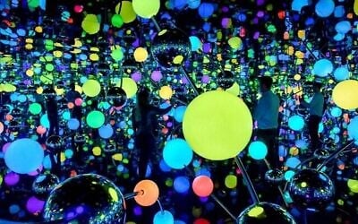 Vue de l'intérieur d'une salle des miroirs infinis créée par l'artiste japonaise Yayoi Kusama, qui fait désormais partie des collections permanentes du Musée d'art de Tel Aviv, à partir de juin 2025 (Crédit : Kfir Sivan)